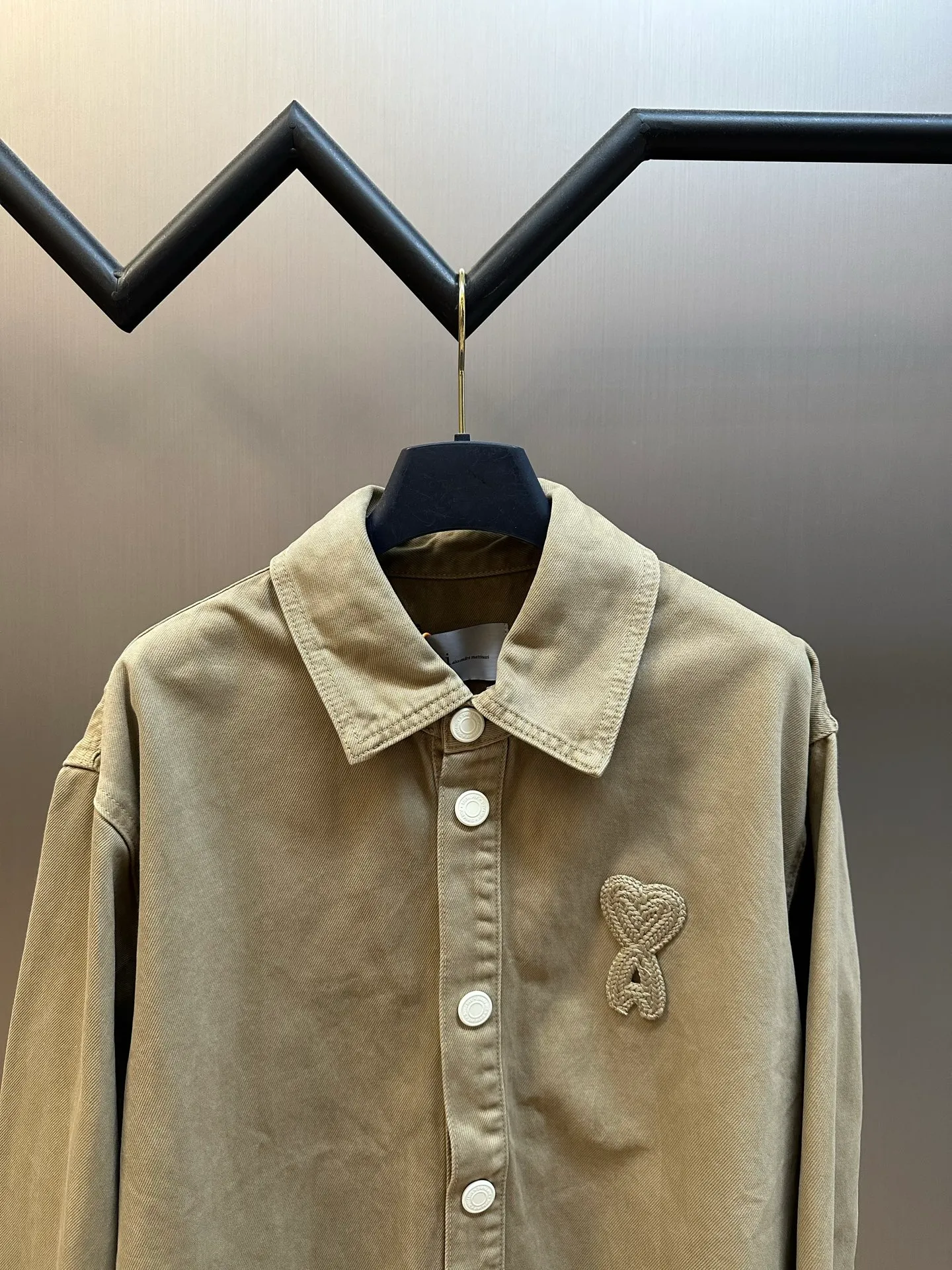 Ami's woven love denim jacket is made of custom-made gelatin soft-gloss combed cotton. The love logo is woven on the chest and is integrated into the body texture with fine stitching. It has its own Maison logo and a minimalist shirt silhouette with a stretch. Using imported machine embroidery seal technology, advanced computer control system and precision mechanical components, Ami weaves the love logo operation. Stone grinding, light fermentation + pulling, bleaching and softening. The mutual friction between the pumice stone and the clothes will cause wear and fading effects on the surface of the denim. Through the combination of pulling and bleaching, the clothes will produce a certain texture and stretching effect while bleaching. Stir-fried snowball Stir-fried salt Specially prepare the corresponding solution, add a certain amount of dye, soak the denim material in it to absorb the solvent, then scrub it and dry it to further fade and oxidize size: s m l xl